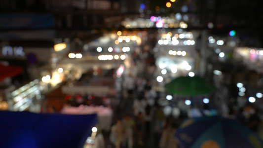 航拍城市夜晚熙熙攘攘逛街购物消费的人群4k素材视频