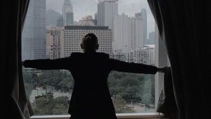 女人在香港风景上打开窗帘的慢动作片段34秒视频