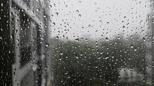 窗上的雨滴29秒视频