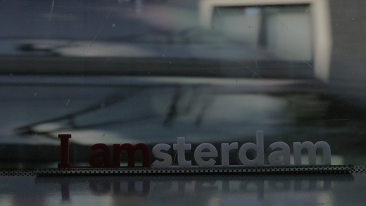 在阿姆斯特丹的电车窗口中查看视频