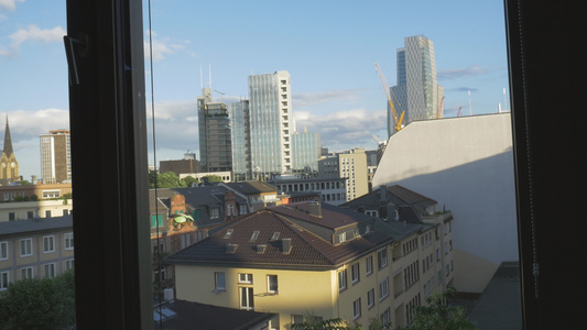 邻近窗户的住宅建筑和高楼办公大楼塔台自相邻窗口视频