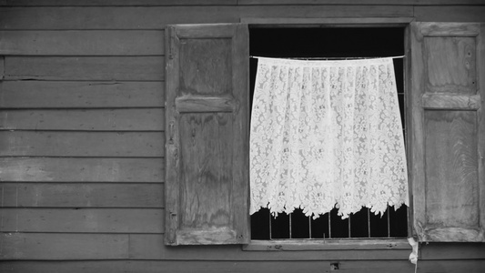 4K打开窗户白色窗帘随风移动老房子有木墙的窗框黑白视频