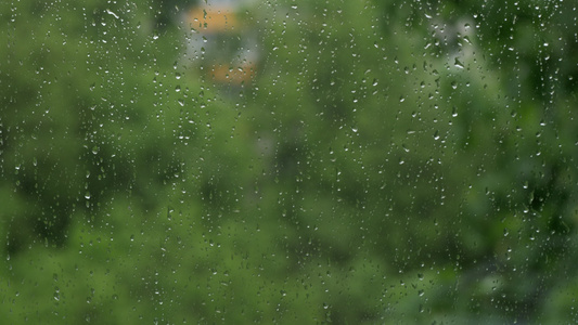 以雨滴和望向公寓街区的窗口视频