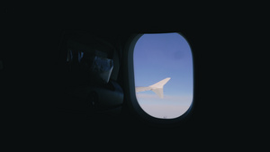蓝天和机翼的客机窗口视图10秒视频