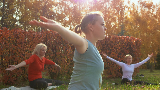 秋季公园健身锻炼期间运动穿着运动服的女运动员视频