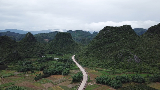 小车在桂林喀斯特地貌中的公路上缓缓行驶视频