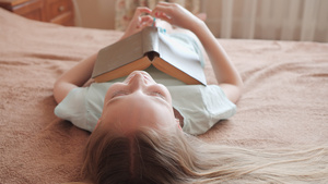 躺在床上用书写着的笑笑女孩15秒视频