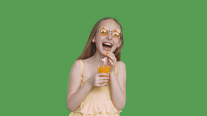 女孩手里拿着橙汁戴着黄色玻璃眼镜14秒视频