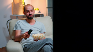 深夜在公寓里看电视娱乐的秃顶男人18秒视频