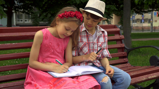 小女孩画在笔记本的一页上她的朋友画在另一页上视频