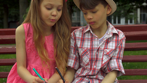 儿童在相册中一起在长椅上画相册10秒视频