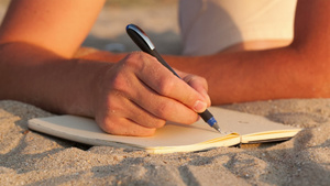 在海滩上写日记的人24秒视频