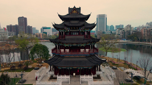 4K航拍黄昏下的武汉新地标紫阳公园紫阳阁视频