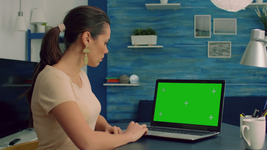 在笔记本电脑上打字并模拟绿色屏幕铬密钥显示器视频