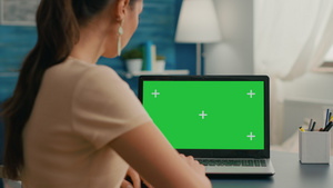 以绿色屏幕为模型看笔记本电脑的妇女背部镜头16秒视频