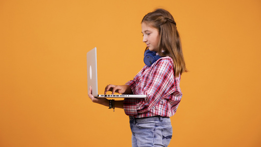 手拿着笔记本电脑的年轻女孩视频