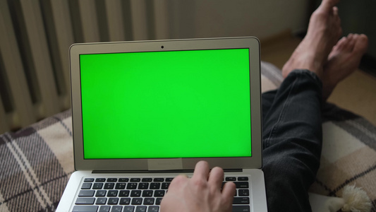 远程工作绿色笔记本电脑屏幕有选择的软焦点远程教育的视频