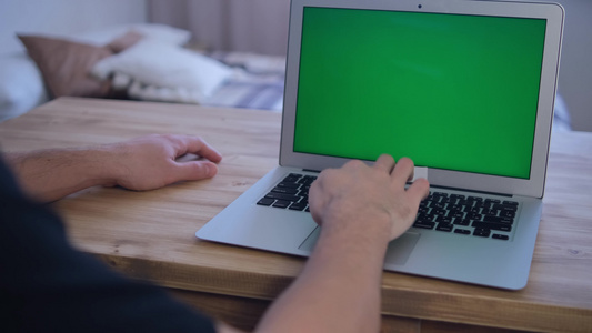 绿色笔记本电脑屏幕有选择性的软焦点远程教育的概念在视频