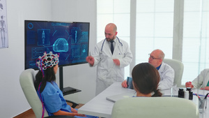 病人头戴脑电波装置接受医生的医学实验和整治21秒视频