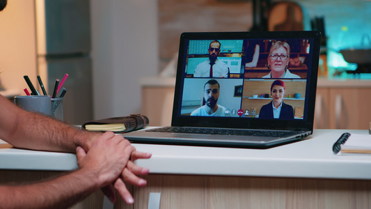 远程雇员在家工作时举行电视会议的远程雇员会议视频