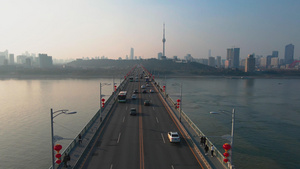 4K航拍节日挂满红灯笼的桥梁和城市交通视频素材60秒视频