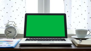 4k手提笔记本电脑在窗户附近的工作办公桌上安装绿色13秒视频