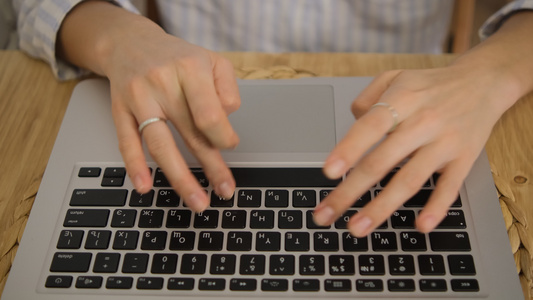 在键盘上工作远程工作打文字笔记本电脑妇女手有选择的视频