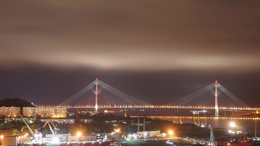 时长的伏拉迪沃斯托克夜色风景可以看到港口和俄罗斯桥视频