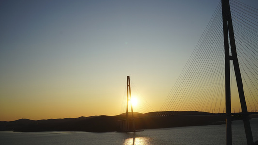 日落背景下的俄罗斯桥俄罗斯符拉迪沃斯托克视频