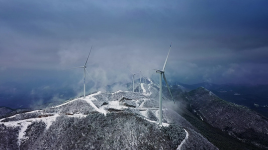 冬季冰天雪地山区风力风车发电新能源航拍视频视频