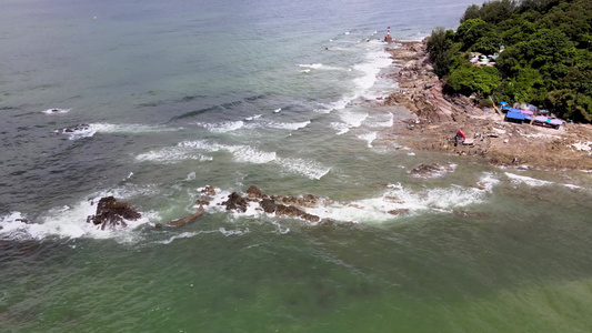 海边海景礁石浪花航拍素材视频