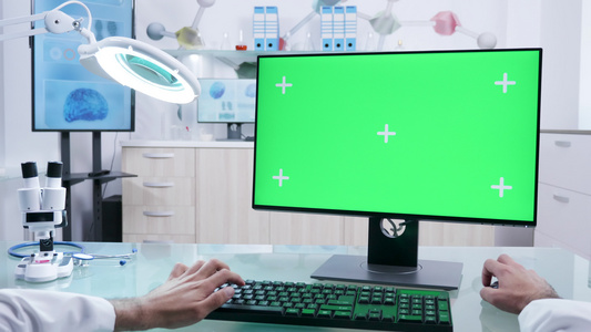 使用模拟绿色屏幕计算机的男医生手掌视频
