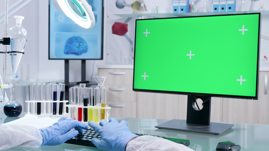 防护手套化学化学家在计算机上用绿色屏幕工作视频