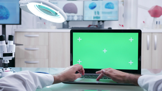 使用带绿屏的笔记本电脑拍摄医生第一视角视频