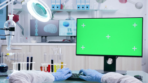 科学家用绿色屏幕在计算机上打字的第一视角手拍摄12秒视频