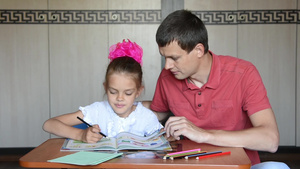 小学女孩和爸爸在解决教科书问题29秒视频