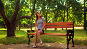 女人在公园等朋友17秒视频