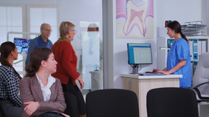 在接待区与高级妇女交谈的牙医医生站立在接待区20秒视频