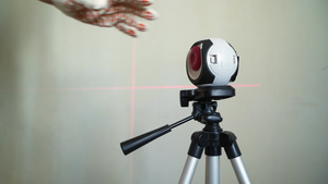 具有可见红色激光光束穿透镜的激光水平测量工具8秒视频