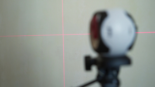 具有可见红色激光光束穿透镜的激光水平测量工具视频