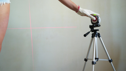 具有可见红色激光光束穿透镜的激光水平测量工具视频