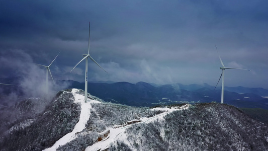 冬季冰天雪地山区风力风车发电新能源航拍视频视频