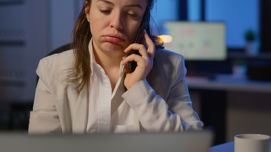 晚上深夜打电话时的集中商业女企业主视频