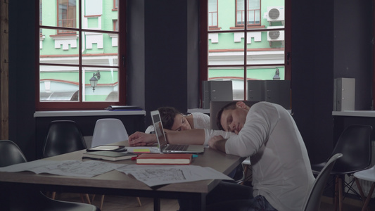 疲倦的同事在工作时睡着了视频