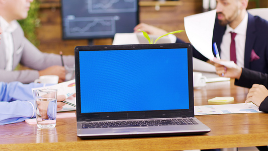 用蓝色屏幕在会议室膝上型电脑视频