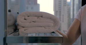 女管家把浴巾放在旅馆浴室17秒视频
