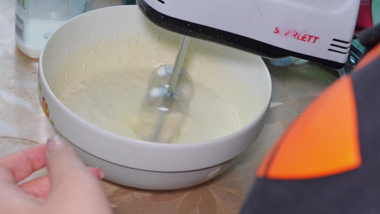 奶油机打蛋器打发奶油视频