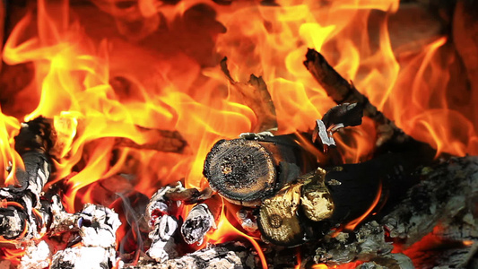 在燃烧的木头上点燃营火缓慢运动充满着火焰的壁炉壁炉视频