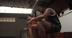 篮球运动员坐在长凳上站着参加比赛16秒视频