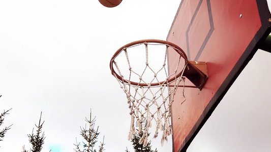 篮球圈滚球和蓝天空的缓慢运动视频